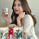 Supassra Thanachat Instagram – เตรียมหาของขวัญปีใหม่กันอยู่ใช่มั้ยคะ?😝
 เก้าเลือกนมตราหมีโกลด์ เป็นของขวัญปีใหม่ให้ตัวเองและเพื่อนๆ ทั้งอร่อย สุขภาพดี และยังได้กระเป๋าน่ารักๆแบบนี้ด้วยค่ะ!💖🫶🏻

หาซื้อได้ที่ ห้างสรรพสินค้าและร้านค้าทั่วไป ตั้งแต่วันนี้ จนกว่าสินค้าจะหมด 🥛🙋🏻‍♀️
#นมตราหมีโกลด์
#อร่อยครบจบในกระป๋อง