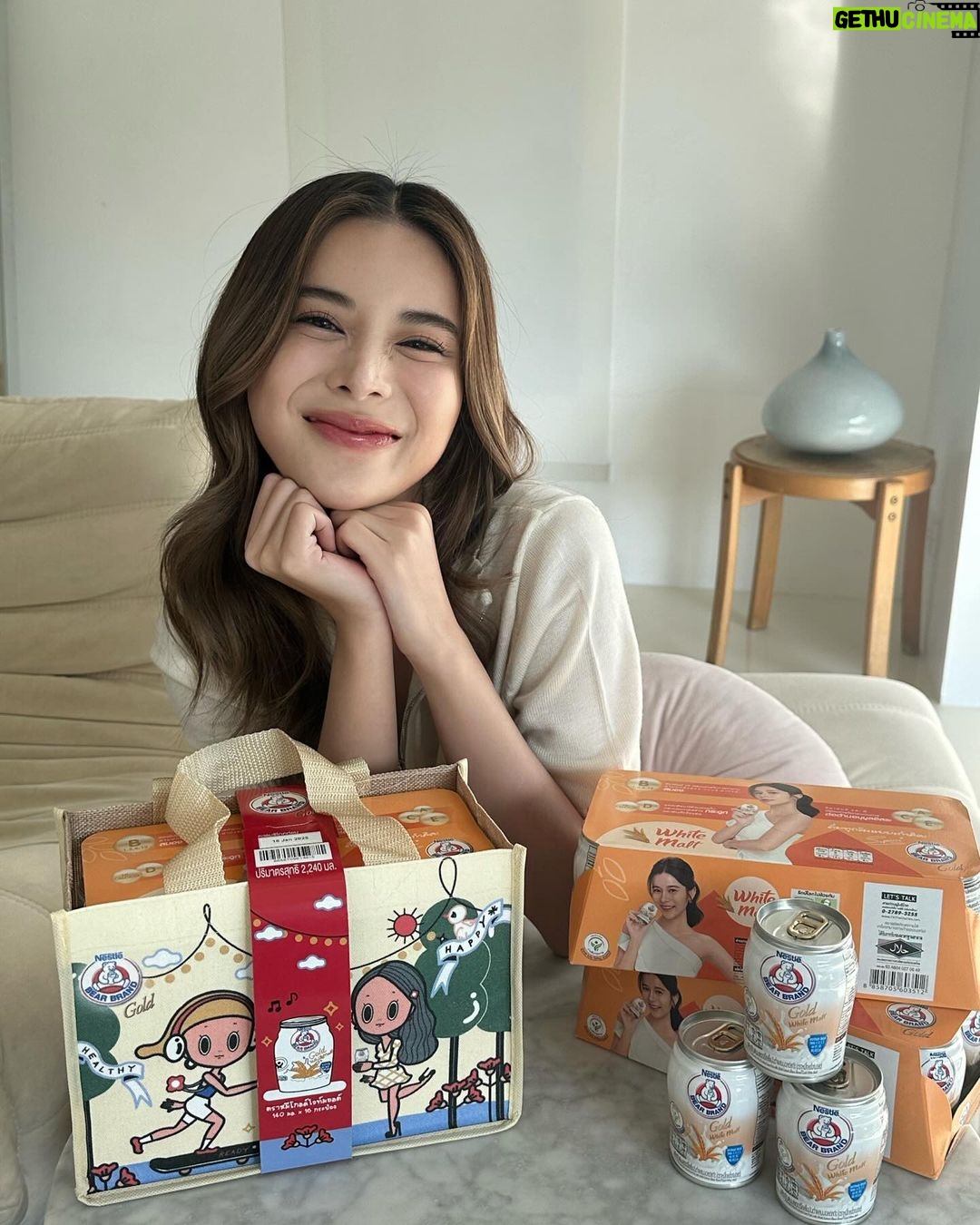 Supassra Thanachat Instagram - เตรียมหาของขวัญปีใหม่กันอยู่ใช่มั้ยคะ?😝 เก้าเลือกนมตราหมีโกลด์ เป็นของขวัญปีใหม่ให้ตัวเองและเพื่อนๆ ทั้งอร่อย สุขภาพดี และยังได้กระเป๋าน่ารักๆแบบนี้ด้วยค่ะ!💖🫶🏻 หาซื้อได้ที่ ห้างสรรพสินค้าและร้านค้าทั่วไป ตั้งแต่วันนี้ จนกว่าสินค้าจะหมด 🥛🙋🏻♀️ #นมตราหมีโกลด์ #อร่อยครบจบในกระป๋อง
