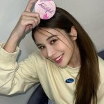 Supassra Thanachat Instagram – You glow differently when you’re actually happy.💘🌈

 #แป้งเปลึ่ยนผิว
หน้าไม่ดรอประหว่างวัน
แถมคุมมันทั้งวันก็เอาอยู่ ☀️
เก้าพกติดกระเป๋าไปด้วยทุกที่!

ช็อปได้ที่ @cute_press💖
ทุกสาขาทั่วประเทศและตัวแทนจำหน่าย!🛒

#CutePress 
#แป้งเปลี่ยนผิว 
#สวยได้ในตลับเดียวกัน