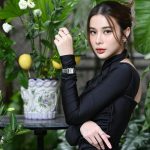 Supassra Thanachat Instagram - เก้ามาร่วมเปิดตัว​คอลเลคชั่น🕰️💙​ Longines​ ​Mini DolceVita ในฐานะ friends of Longines Thailand กับผลงานระดับมาสเตอร์พีซใหม่ล่าสุดที่ได้รับแรงบันดาลใจมาจากนาฬิการะดับตำนานของ Longines​ Dolcevita ที่เปิดตัวในปี 1927 จนนำมาสู่การสร้างสรรค์ใหม่ของคอลเลคชั่น DolceVita ที่กลับมาถือกำเนิดใหม่และเปิดตัวครั้งแรกในปี 1997 อันเป็นจุดเริ่มต้นของสโลแกน “Elegance is an attitude” โดยถ่ายทอดความหรูหราแบบ Quiet Luxury และความสง่างามแบบร่วมสมัย #LonginesThailand #MiniDolceVita #LonginesDolceVita #EleganceisAnAttitude