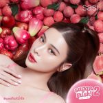 Supassra Thanachat Instagram - ใหม่! sasi Sugar Rush Lip Tint Vol.2 💄🍒 ทินท์ฉ่ำใจ ชื่นใจฉ่ำว้าว 👄 #sasiทินท์เนื้อน้ำ​ ในตำนาน ฉ่ำชัด ติดทน 12 ชม.* หอมผลไม้ สดชื่นกว่าเดิม สีชัด สดใสทั้งวัน 💗 ป้ายยาสีที่เก้าใช้ สี 10 Lilly Pilly (ชมพูสุภาพ) บอกเลยว่าละมุนสุดๆ เค้ามีให้เลือกถึง 12 สี สุดฉ่ำว้าว สนุกได้ไม่ซ้ำ ไลฟ์สไตล์ไหนก็สดใสยาวนานได้ทุกวัน​! รีบไปช้อปกันนะคะ👉🏻พิกัด watsons, EVEANDBOY, BEAUTRIUM, Konvy และร้านเครื่องสำอางชั้นนำทั่วประเทศ หรือช้อปออนไลน์ที่ sasi Official ทาง Shopee, Lazada @sasidiary  ​ *ขึ้นอยู่กับไลฟ์สไตล์และสภาพผิวของแต่ละบุคคล​ #sasiทินท์ฉ่ำใจ​ #sasiทินท์เนื้อน้ำ​ #sasiSugarRush​ #sasi