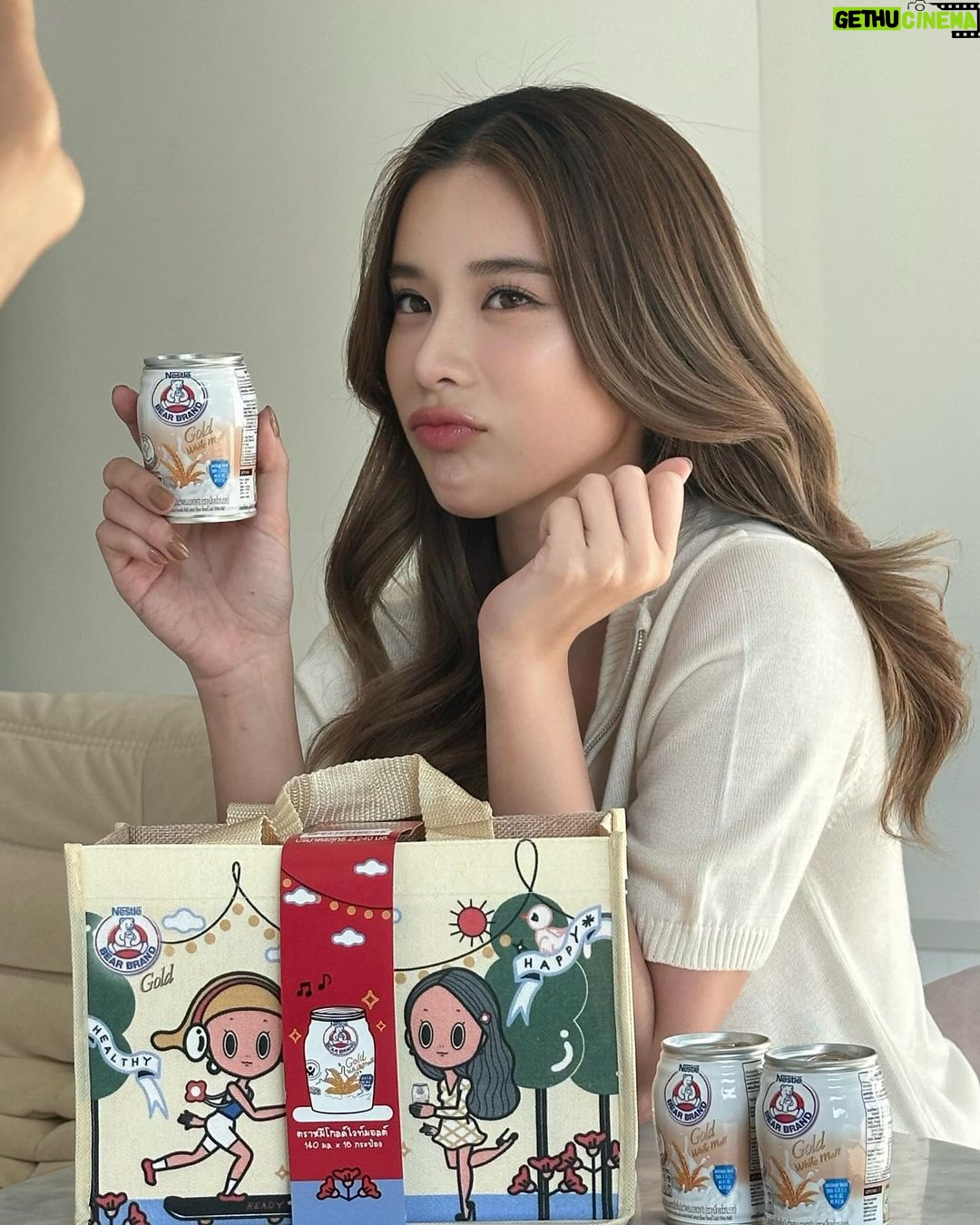 Supassra Thanachat Instagram - เตรียมหาของขวัญปีใหม่กันอยู่ใช่มั้ยคะ?😝 เก้าเลือกนมตราหมีโกลด์ เป็นของขวัญปีใหม่ให้ตัวเองและเพื่อนๆ ทั้งอร่อย สุขภาพดี และยังได้กระเป๋าน่ารักๆแบบนี้ด้วยค่ะ!💖🫶🏻 หาซื้อได้ที่ ห้างสรรพสินค้าและร้านค้าทั่วไป ตั้งแต่วันนี้ จนกว่าสินค้าจะหมด 🥛🙋🏻♀️ #นมตราหมีโกลด์ #อร่อยครบจบในกระป๋อง