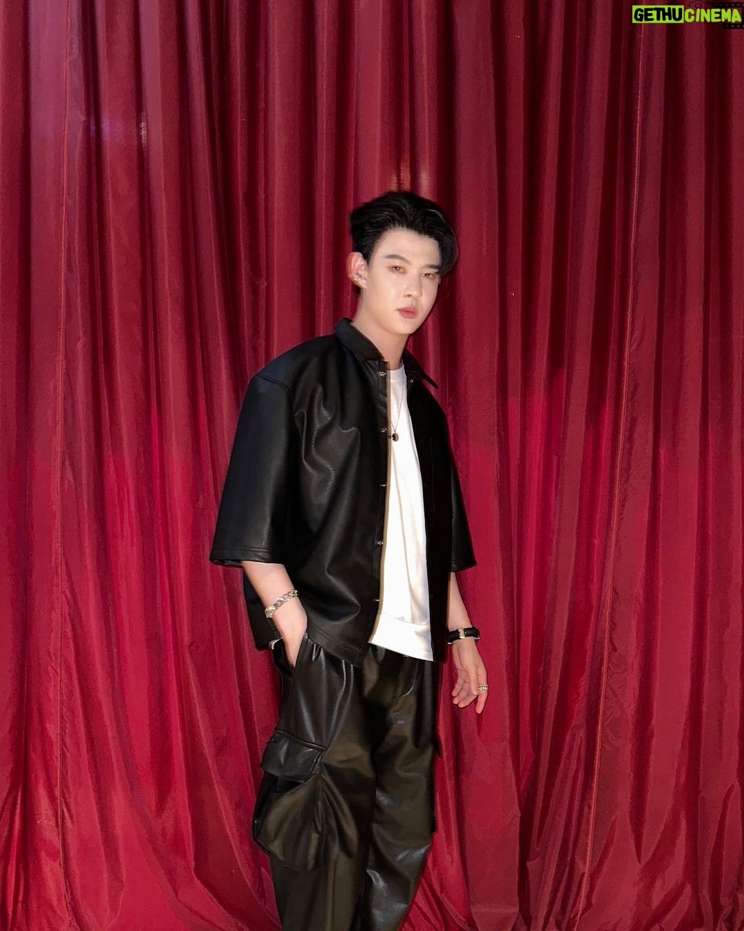 Suppapong Udomkaewkanjana Instagram - เป็นคนไม่เอาถ่าน เพราะที่บ้านมีเตาเเก๊ส 🔋🤨 #Saint_sup #MingEr
