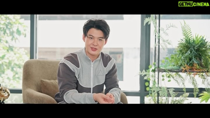 Suppapong Udomkaewkanjana Instagram - #เซ้นต์ศุภพงษ์ กับการรับบท Helper แต๊งค์ ที่แตกต่างจากการเล่นทุกบทใน #DeathisAllAround #อยากตายอย่าตาย #มรณาคาเฟ่ 19 ตุลาคมนี้ในโรงภาพยนตร์ #Saint_sup #MingEr