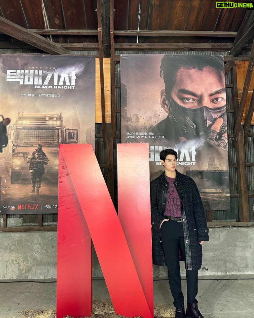 Suppapong Udomkaewkanjana Instagram - 🖤 เซ้นต์มาร่วมทีมอัศวินขนส่ง #JoinBlackKnight กับการเปิดตัวซีรีส์ Black Knight ♟️ อย่างเป็นการที่เกาหลีใต้ อยากให้ทุกคนมาร่วมลุ้นไปกับเรื่องราวของโลกหลังการล่มสลาย ที่ @Netflix ได้แล้ววันนี้ #BlackKnight #Netflix #NetflixTH #Saint_sup #MingEr Korea