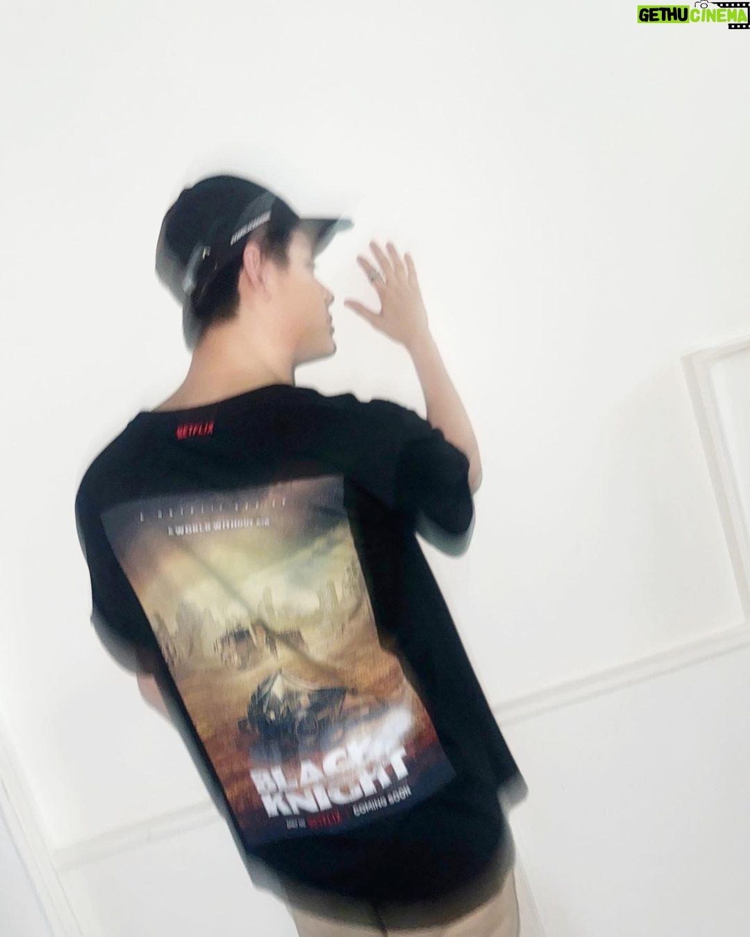 Suppapong Udomkaewkanjana Instagram - ตื่นเต้นมาก!! Netflix ส่งชุดอัศวินสุดเท่ ให้เซ้นต์เตรียมใส่ไปเข้าร่วมทีมอัศวิน Black Knight ♟️ ในงาน Fan Event ไกลถึงเกาหลี 🇰🇷 รอชมคอนเทนต์ปังๆ ได้เลย 10 พ.ค. นี้! #blackknight #JoinBlackKnight #Netflix #NetflixTH #Saint_sup #MingEr