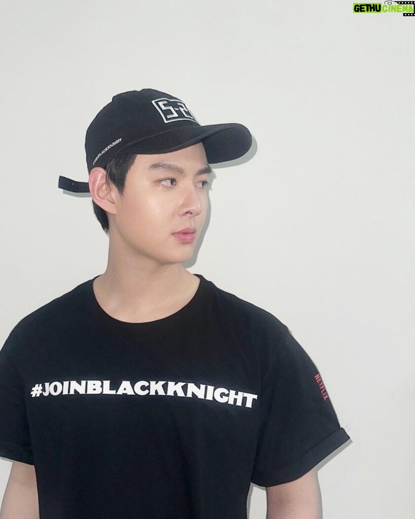 Suppapong Udomkaewkanjana Instagram - ตื่นเต้นมาก!! Netflix ส่งชุดอัศวินสุดเท่ ให้เซ้นต์เตรียมใส่ไปเข้าร่วมทีมอัศวิน Black Knight ♟️ ในงาน Fan Event ไกลถึงเกาหลี 🇰🇷 รอชมคอนเทนต์ปังๆ ได้เลย 10 พ.ค. นี้! #blackknight #JoinBlackKnight #Netflix #NetflixTH #Saint_sup #MingEr