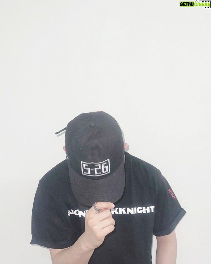 Suppapong Udomkaewkanjana Instagram - ตื่นเต้นมาก!! Netflix ส่งชุดอัศวินสุดเท่ ให้เซ้นต์เตรียมใส่ไปเข้าร่วมทีมอัศวิน Black Knight ♟️ ในงาน Fan Event ไกลถึงเกาหลี 🇰🇷 รอชมคอนเทนต์ปังๆ ได้เลย 10 พ.ค. นี้! #blackknight #JoinBlackKnight #Netflix #NetflixTH #Saint_sup #MingEr