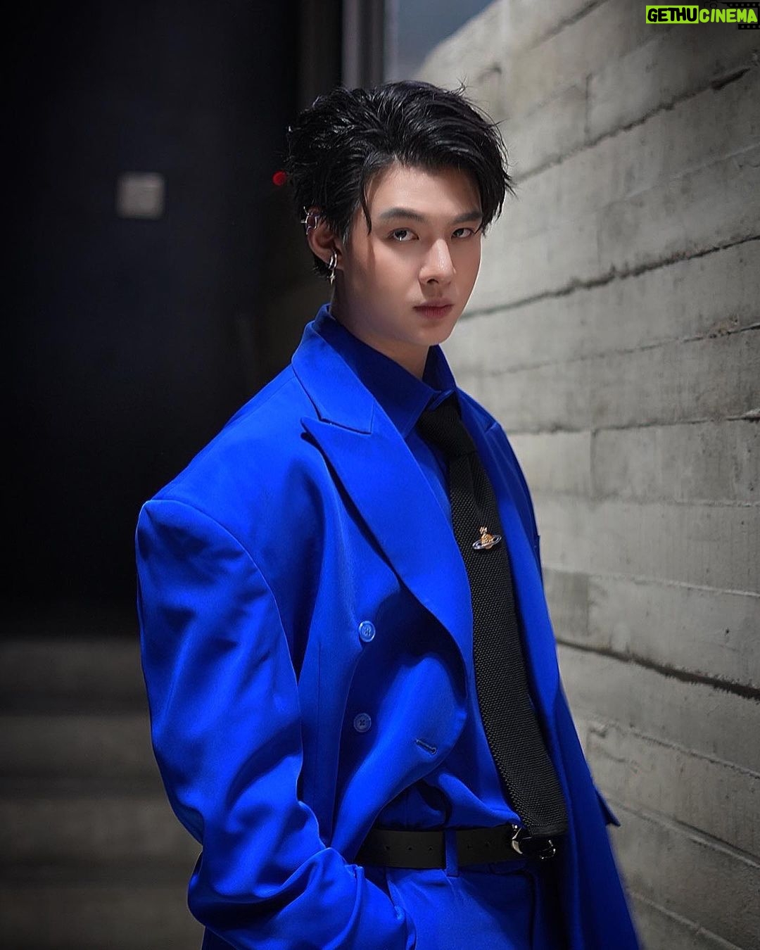 Suppapong Udomkaewkanjana Instagram - ช่วงนี้อยู่แต่กับสีนํ้าเงิน คือนี้เจอกันในรายการคับ #Saint_sup #MingEr #TPOPSTAGESHOW