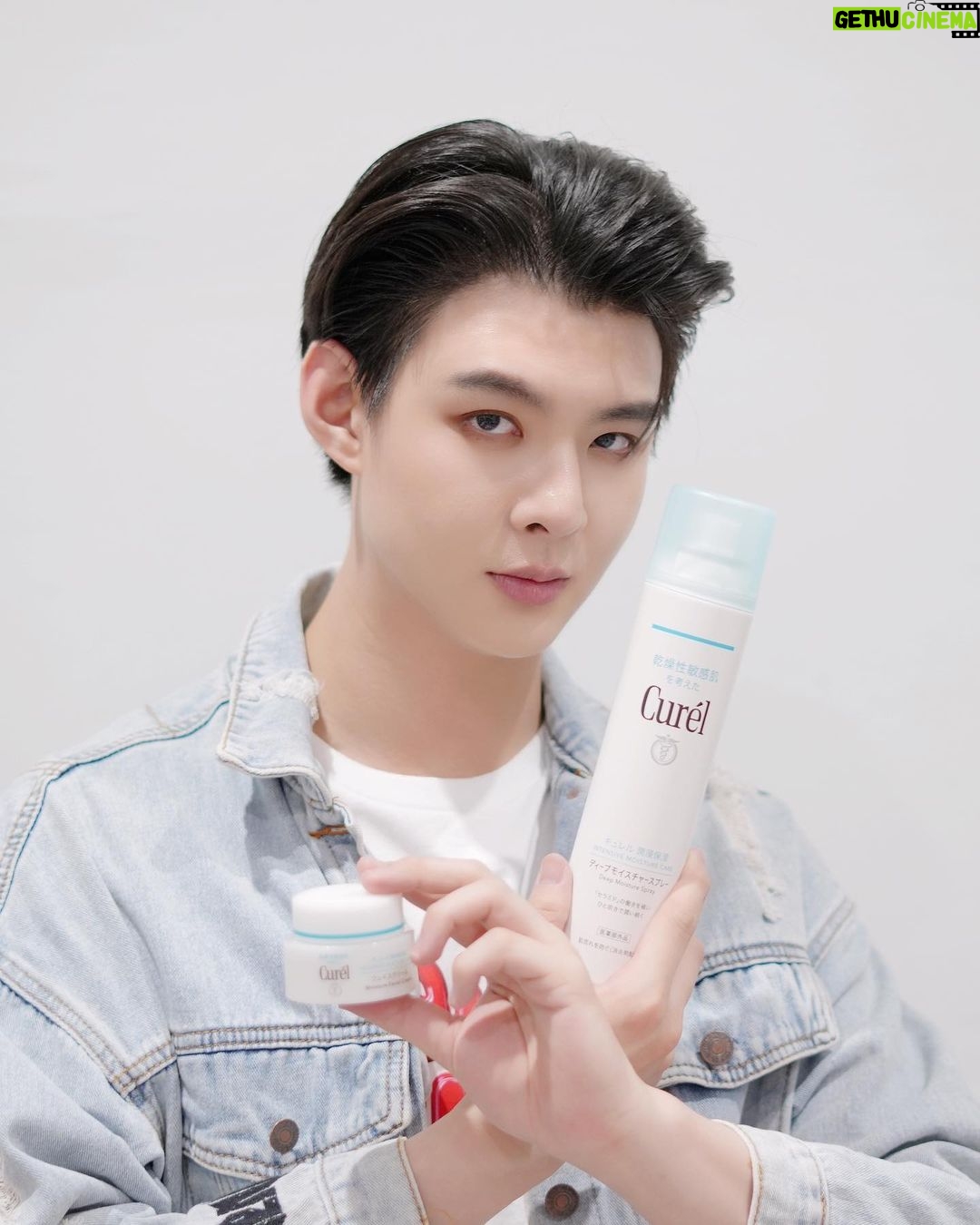 Suppapong Udomkaewkanjana Instagram - เมษาหน้าร้อนนี้ ☀️เซ้นต์ขอแนะนำ Curel INTENSIVE MOISTURE CARE Deep Moisture Spray 💦 และ Curel INTENSIVE MOISTURE CARE Moisture Facial Cream 🧑🏻เติมเต็มเซราไมด์ เพื่อผิวชุ่มชื้น ปกป้องพร้อมฟื้นบำรุง เตรียมความพร้อมให้ผิว ในทุกกิจกรรม🔫🔥☀️ ลองหามาใช้ดูได้เลยครับ #เซ้นต์มั่นใจใช้Curel #CurelThailand #CurelxSiantsup #Saint_Sup #MingEr