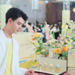 Suppapong Udomkaewkanjana Instagram - วันนี้-19 มี.ค.2566 นี้เท่านั้น! สัมผัส Blossoms Collection 🌸 ของ @JoMaloneLondon กลิ่นหอมฟลอรัลในขวดดีไซน์ ลิมิเต็ด เอดิชั่น พร้อมข้อเสนอและบริการสุดพิเศษ อาทิ Engraving สลักชื่อลงบนผลิตภัณฑ์ ,บริการคล้องจี้ตัวอักษร Alphabet Charm และบริการเลือกสีริบบิ้น Color Ribbon พบกิจกรรมพิเศษเฉพาะวันเสาร์-อาทิตย์ Tea Sets ชุดชงชาสไตล์บริติช และ Calligraphy เขียนข้อความบนกล่องของขวัญ ที่ Jo Malone London Event ณ สยาม พารากอน ชั้น 1 โซน Fashion Gallery #JoMaloneLondonTH #BrilliantBlossoms #Saint_sup #MingEr สยามพาราก้อน Saimparagon Bangkok Thailand