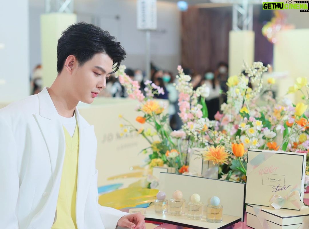 Suppapong Udomkaewkanjana Instagram - วันนี้-19 มี.ค.2566 นี้เท่านั้น! สัมผัส Blossoms Collection 🌸 ของ @JoMaloneLondon กลิ่นหอมฟลอรัลในขวดดีไซน์ ลิมิเต็ด เอดิชั่น พร้อมข้อเสนอและบริการสุดพิเศษ อาทิ Engraving สลักชื่อลงบนผลิตภัณฑ์ ,บริการคล้องจี้ตัวอักษร Alphabet Charm และบริการเลือกสีริบบิ้น Color Ribbon พบกิจกรรมพิเศษเฉพาะวันเสาร์-อาทิตย์ Tea Sets ชุดชงชาสไตล์บริติช และ Calligraphy เขียนข้อความบนกล่องของขวัญ ที่ Jo Malone London Event ณ สยาม พารากอน ชั้น 1 โซน Fashion Gallery #JoMaloneLondonTH #BrilliantBlossoms #Saint_sup #MingEr สยามพาราก้อน Saimparagon Bangkok Thailand
