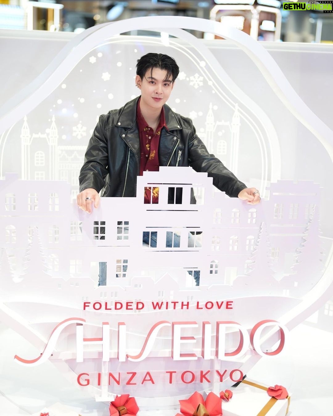 Suppapong Udomkaewkanjana Instagram - มาเลือกของขวัญพร้อมกิจกรรม DIY origami 📍กันได้ที่งาน Folded with Love, Shiseido จัดงานได้น่ารักมาก ไม่อยากให้เพื่อนๆพลาดกันน้า🥰 งานมีที่เซ็นทรัลลาดพร้าว Beauty Galerie Zone ชั้น 1 วันที่ 11-17 ธ.ค.นี้เท่านั้นครับ #FoldedwithLove #ShiseidoThailand @Shiseido #Saint_sup #MingEr
