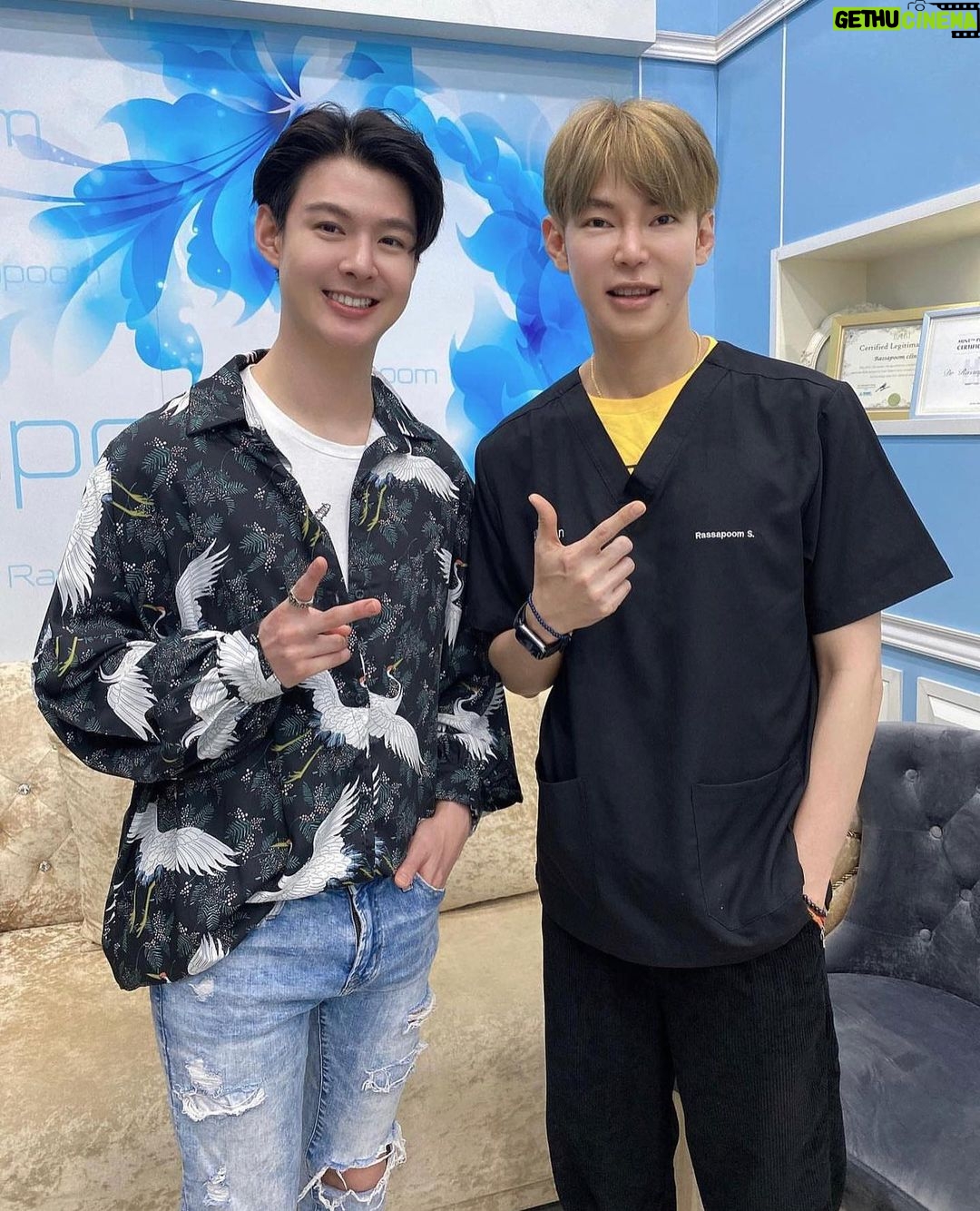 Suppapong Udomkaewkanjana Instagram - ขอบคุณอาจารย์หนุ่มที่ให้ความรู้ และแชร์เทคนิคดีๆ รวมถึงดูแลผิวหน้าให้กับเซ้นต์ด้วยครับ @rassapoomclinic . . . . . #หมอนักปั้นหน้า #รัสมิ์ภูมิคลินิก #เซ้นต์ศุภพงษ์ #saintsuppapong #sentsuperbon #Saint_sup #MingEr Rassapoom Clinic รัสมิ์ภูมิคลินิก