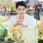 Suppapong Udomkaewkanjana Instagram - วันนี้-19 มี.ค.2566 นี้เท่านั้น! สัมผัส Blossoms Collection 🌸 ของ @JoMaloneLondon กลิ่นหอมฟลอรัลในขวดดีไซน์ ลิมิเต็ด เอดิชั่น พร้อมข้อเสนอและบริการสุดพิเศษ อาทิ Engraving สลักชื่อลงบนผลิตภัณฑ์ ,บริการคล้องจี้ตัวอักษร Alphabet Charm และบริการเลือกสีริบบิ้น Color Ribbon พบกิจกรรมพิเศษเฉพาะวันเสาร์-อาทิตย์ Tea Sets ชุดชงชาสไตล์บริติช และ Calligraphy เขียนข้อความบนกล่องของขวัญ ที่ Jo Malone London Event ณ สยาม พารากอน ชั้น 1 โซน Fashion Gallery #JoMaloneLondonTH #BrilliantBlossoms #Saint_sup #MingEr สยามพาราก้อน Saimparagon Bangkok Thailand