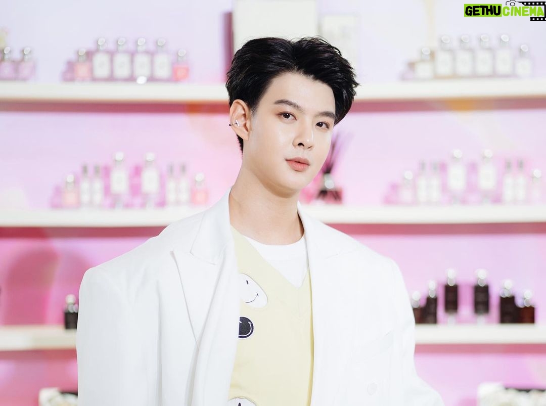 Suppapong Udomkaewkanjana Instagram - วันนี้-19 มี.ค.2566 นี้เท่านั้น! สัมผัส Blossoms Collection 🌸 ของ @JoMaloneLondon กลิ่นหอมฟลอรัลในขวดดีไซน์ ลิมิเต็ด เอดิชั่น พร้อมข้อเสนอและบริการสุดพิเศษ อาทิ Engraving สลักชื่อลงบนผลิตภัณฑ์ ,บริการคล้องจี้ตัวอักษร Alphabet Charm และบริการเลือกสีริบบิ้น Color Ribbon พบกิจกรรมพิเศษเฉพาะวันเสาร์-อาทิตย์ Tea Sets ชุดชงชาสไตล์บริติช และ Calligraphy เขียนข้อความบนกล่องของขวัญ ที่ Jo Malone London Event ณ สยาม พารากอน ชั้น 1 โซน Fashion Gallery #JoMaloneLondonTH #BrilliantBlossoms #Saint_sup #MingEr สยามพาราก้อน Saimparagon Bangkok Thailand