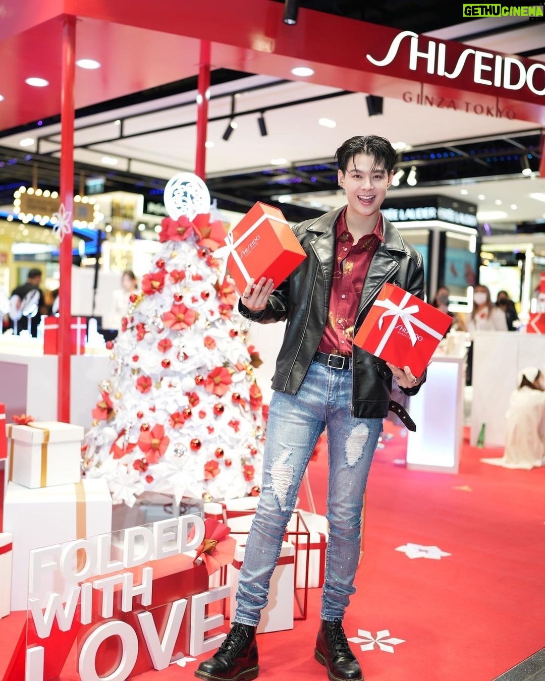 Suppapong Udomkaewkanjana Instagram - มาเลือกของขวัญพร้อมกิจกรรม DIY origami 📍กันได้ที่งาน Folded with Love, Shiseido จัดงานได้น่ารักมาก ไม่อยากให้เพื่อนๆพลาดกันน้า🥰 งานมีที่เซ็นทรัลลาดพร้าว Beauty Galerie Zone ชั้น 1 วันที่ 11-17 ธ.ค.นี้เท่านั้นครับ #FoldedwithLove #ShiseidoThailand @Shiseido #Saint_sup #MingEr