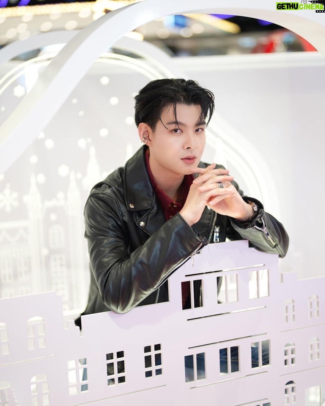 Suppapong Udomkaewkanjana Instagram - มาเลือกของขวัญพร้อมกิจกรรม DIY origami 📍กันได้ที่งาน Folded with Love, Shiseido จัดงานได้น่ารักมาก ไม่อยากให้เพื่อนๆพลาดกันน้า🥰 งานมีที่เซ็นทรัลลาดพร้าว Beauty Galerie Zone ชั้น 1 วันที่ 11-17 ธ.ค.นี้เท่านั้นครับ #FoldedwithLove #ShiseidoThailand @Shiseido #Saint_sup #MingEr