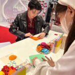 Suppapong Udomkaewkanjana Instagram - มาเลือกของขวัญพร้อมกิจกรรม DIY origami 📍กันได้ที่งาน Folded with Love, Shiseido จัดงานได้น่ารักมาก ไม่อยากให้เพื่อนๆพลาดกันน้า🥰 งานมีที่เซ็นทรัลลาดพร้าว Beauty Galerie Zone ชั้น 1 วันที่ 11-17 ธ.ค.นี้เท่านั้นครับ #FoldedwithLove #ShiseidoThailand @Shiseido #Saint_sup #MingEr