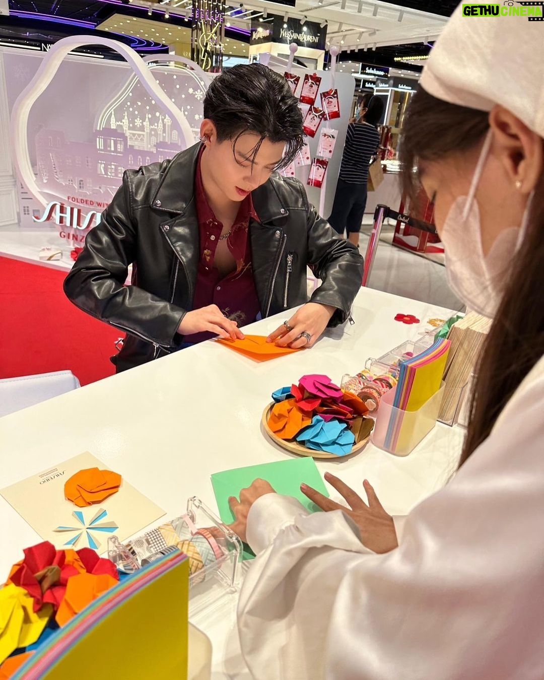Suppapong Udomkaewkanjana Instagram - มาเลือกของขวัญพร้อมกิจกรรม DIY origami 📍กันได้ที่งาน Folded with Love, Shiseido จัดงานได้น่ารักมาก ไม่อยากให้เพื่อนๆพลาดกันน้า🥰 งานมีที่เซ็นทรัลลาดพร้าว Beauty Galerie Zone ชั้น 1 วันที่ 11-17 ธ.ค.นี้เท่านั้นครับ #FoldedwithLove #ShiseidoThailand @Shiseido #Saint_sup #MingEr