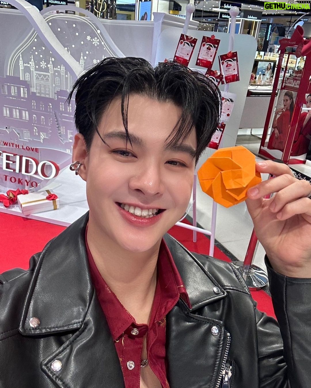 Suppapong Udomkaewkanjana Instagram - มาเลือกของขวัญพร้อมกิจกรรม DIY origami 📍กันได้ที่งาน Folded with Love, Shiseido จัดงานได้น่ารักมาก ไม่อยากให้เพื่อนๆพลาดกันน้า🥰 งานมีที่เซ็นทรัลลาดพร้าว Beauty Galerie Zone ชั้น 1 วันที่ 11-17 ธ.ค.นี้เท่านั้นครับ #FoldedwithLove #ShiseidoThailand @Shiseido #Saint_sup #MingEr