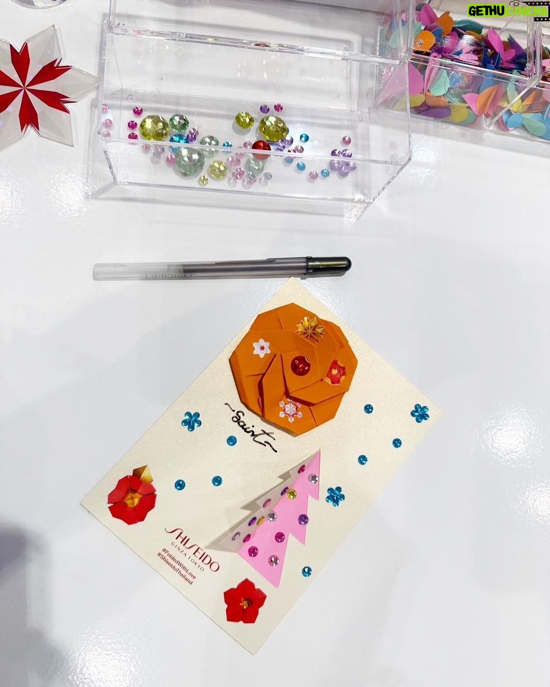 Suppapong Udomkaewkanjana Instagram - มาเลือกของขวัญพร้อมกิจกรรม DIY origami 📍กันได้ที่งาน Folded with Love, Shiseido จัดงานได้น่ารักมาก ไม่อยากให้เพื่อนๆพลาดกันน้า🥰 งานมีที่เซ็นทรัลลาดพร้าว Beauty Galerie Zone ชั้น 1 วันที่ 11-17 ธ.ค.นี้เท่านั้นครับ #FoldedwithLove #ShiseidoThailand @Shiseido #Saint_sup #MingEr