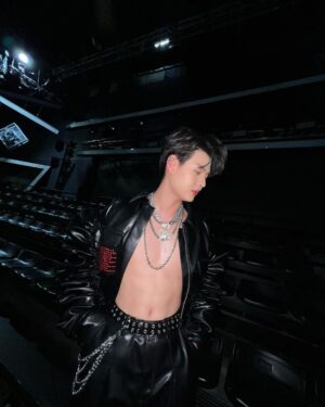 Suppapong Udomkaewkanjana Instagram - ในวันที่ไม่มีคนข้างเคียง เราก็ยังมีเหนียงที่อยู่ข้างคอ #tpopstageshow #Saint_sup #MingEr