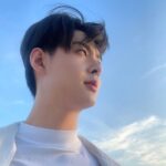 Suppapong Udomkaewkanjana Instagram - ไปทะเลแล้วมีแรงใจ เพราะไปทีไรได้ยินเสียง “ซู่ ซู่” #Saint_sup #MingEr