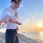 Suppapong Udomkaewkanjana Instagram - ไปทะเลแล้วมีแรงใจ เพราะไปทีไรได้ยินเสียง “ซู่ ซู่” #Saint_sup #MingEr