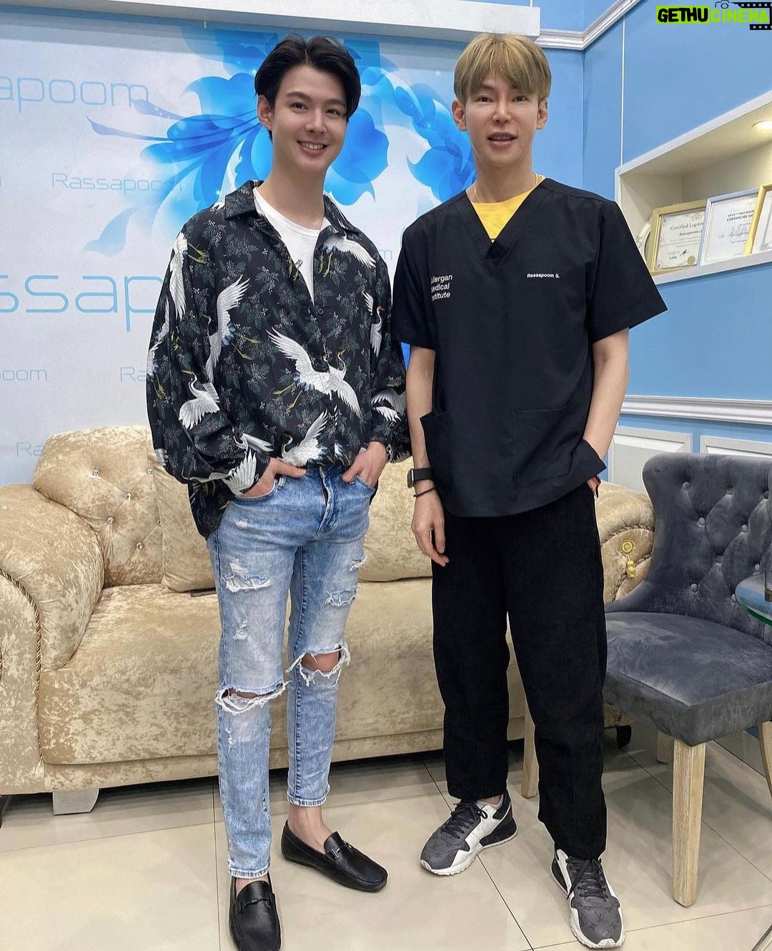 Suppapong Udomkaewkanjana Instagram - ขอบคุณอาจารย์หนุ่มที่ให้ความรู้ และแชร์เทคนิคดีๆ รวมถึงดูแลผิวหน้าให้กับเซ้นต์ด้วยครับ @rassapoomclinic . . . . . #หมอนักปั้นหน้า #รัสมิ์ภูมิคลินิก #เซ้นต์ศุภพงษ์ #saintsuppapong #sentsuperbon #Saint_sup #MingEr Rassapoom Clinic รัสมิ์ภูมิคลินิก