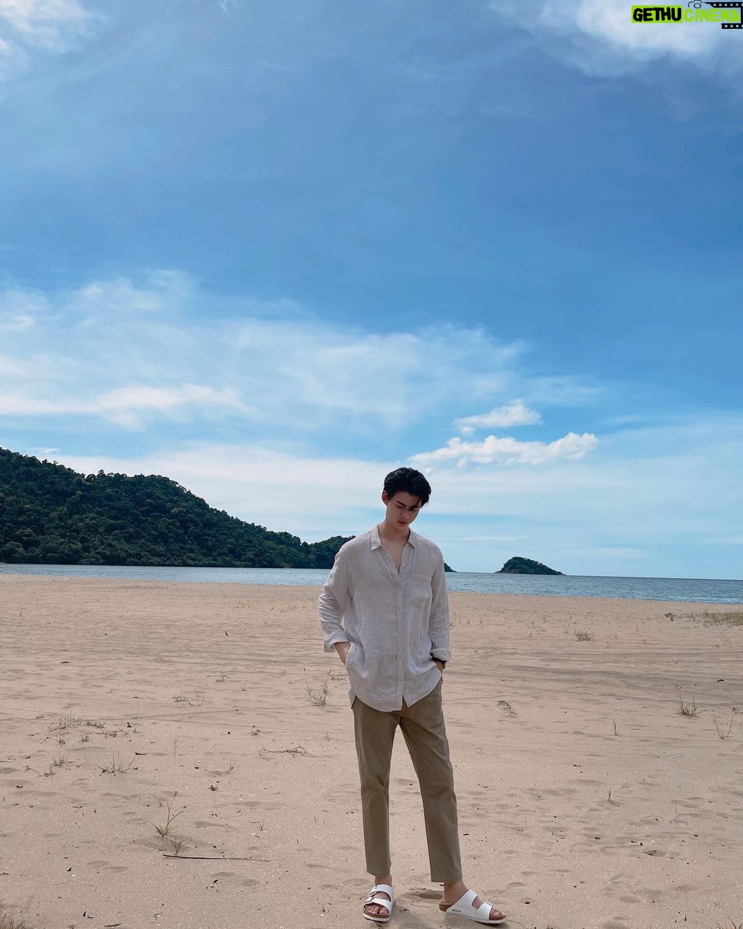 Suppapong Udomkaewkanjana Instagram - ทะเลยังมีคลื่น ชีวิตคงชื่นมื่นถ้ามีเธอ #Saint_sup #MingEr
