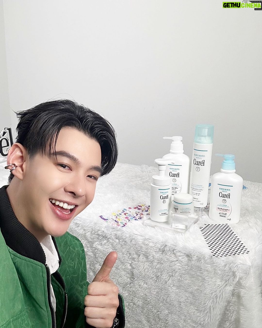 Suppapong Udomkaewkanjana Instagram - หนาวกายไม่เท่าไหร่ แต่หนาวใจนี่สุดๆ 🥶😳 ✨ รับ Exclusive ผ้าห่มน้องเซ้นต์ไปคลายหนาวได้น้า ยังสามารถซื้อ Special Set มูลค่า 2,250 บาท พร้อมรับผ้าห่มฟรี!! ที่ Shopee : https://qrco.de/be3Iic ได้นะครับบ #เซ้นต์มั่นใจใช้Curel #CurelThailand #CurelxSaintsup #Saint_Sup #MingEr