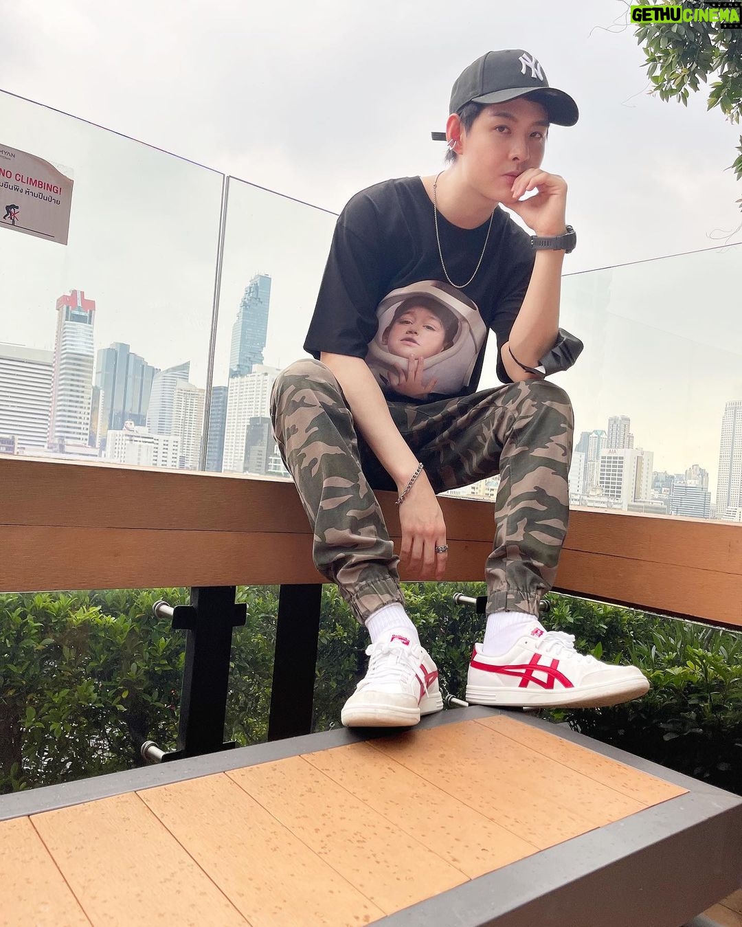 Suppapong Udomkaewkanjana Instagram - สายตาสั้นเท่าไหร่ไม่รู้ แต่ลองไปวัดดูก็เจอแต่พระ 🧐 #Saint_sup #MingEr
