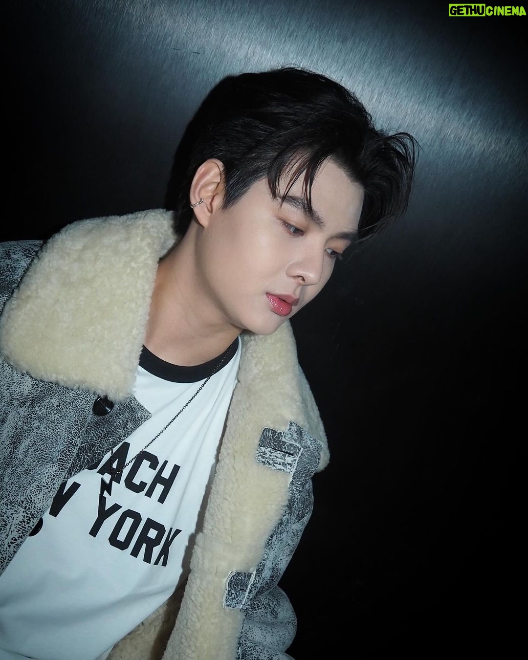 Suppapong Udomkaewkanjana Instagram - ที่ยืนงงเพราะหลงทางแต่ที่ยืนข้างๆ เพราะหลงเธอ😝#Saint_sup #MingEr