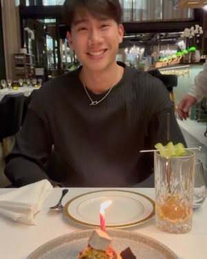 Suppasit Jongcheveevat Instagram - Belated BD to my travel buddy 😛 ขอมา 10 บรรทัดเท่านี้ไปก่อน
