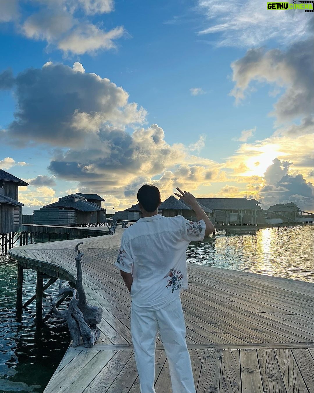 Suppasit Jongcheveevat Instagram - Like the sea loves the shore 💙 @discoversoneva #sonevajani #themarcompro Soneva Jani
