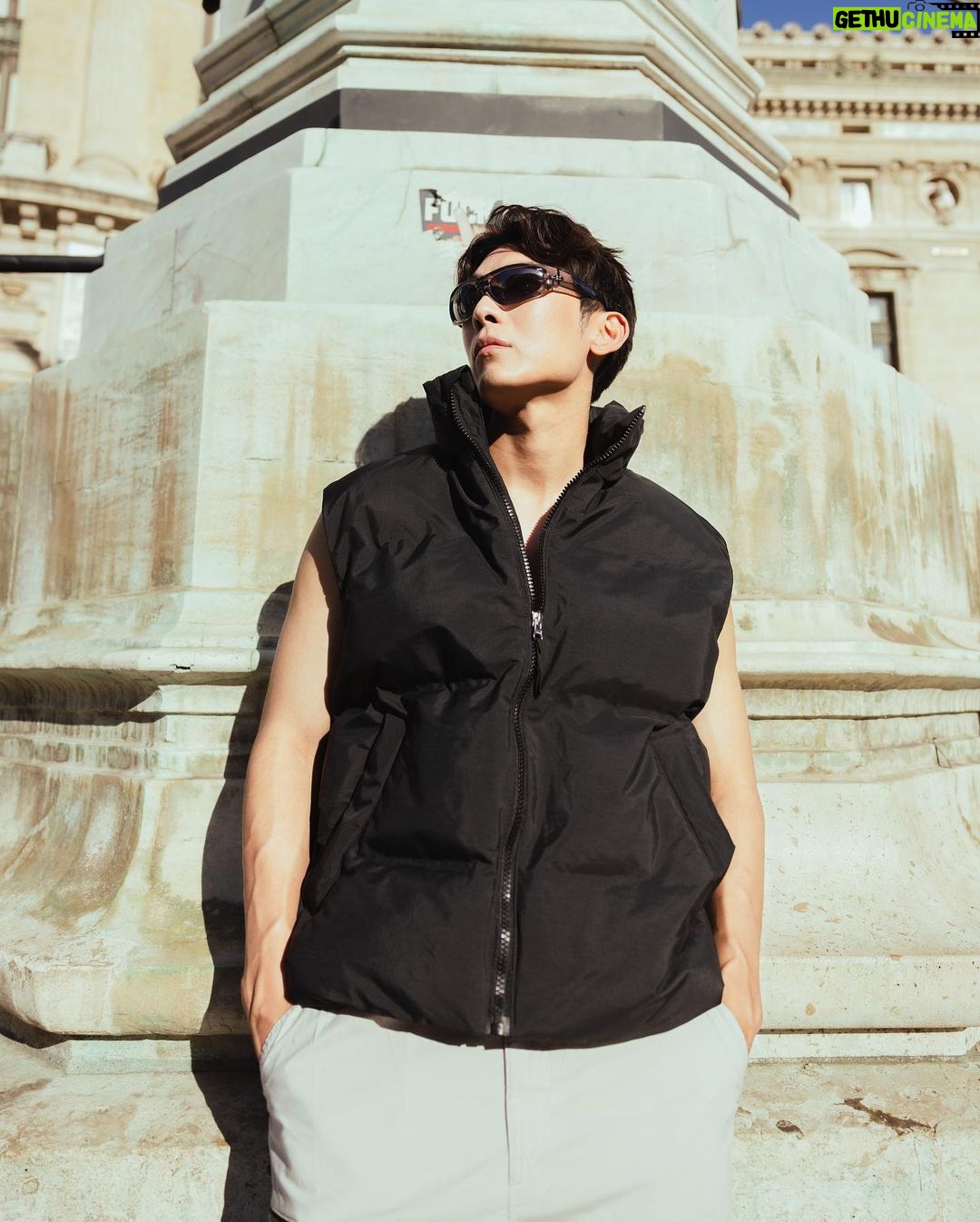 Suppasit Jongcheveevat Instagram - Autumn day in Paris with @HM 🍂 #HMThailand #HMxME #RabanneHM Paris, France