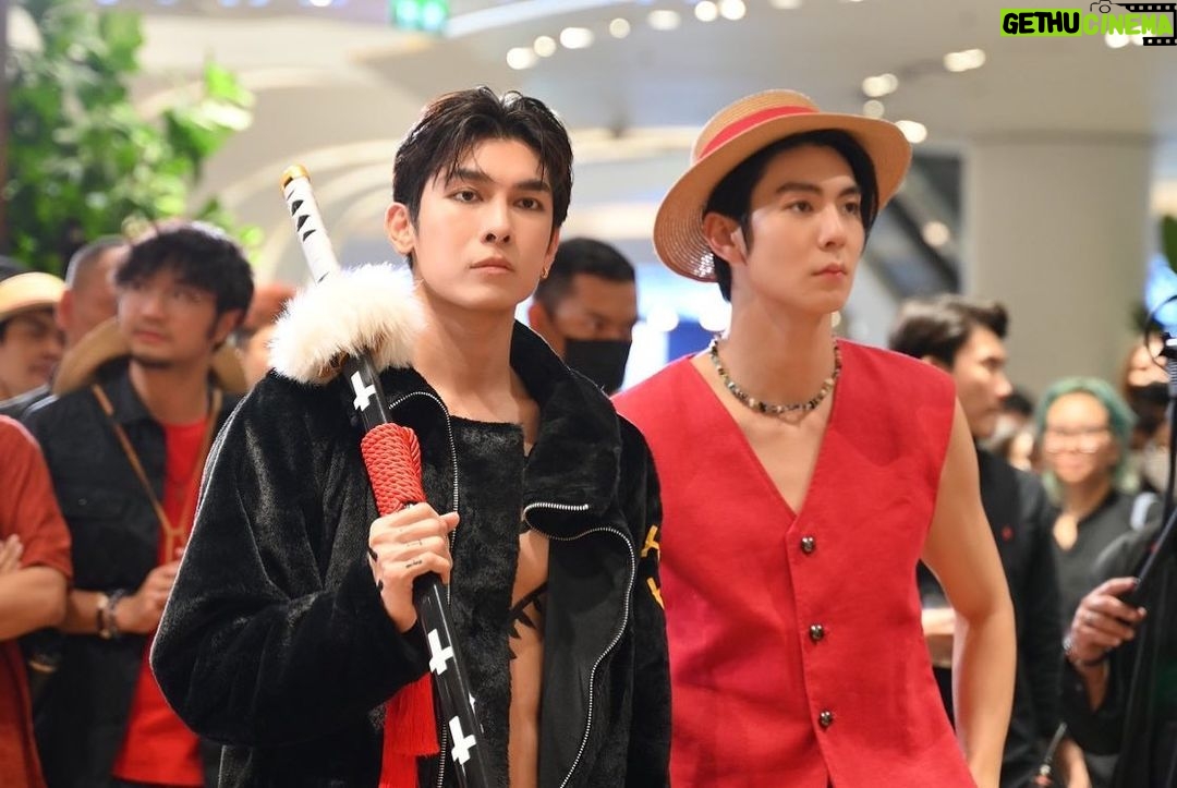 Suppasit Jongcheveevat Instagram - เมื่อวานไปงาน Fan Event เปิดตัว ซีรีส์ One Piece จาก Netflix การ์ตูนโปรดของมิว! บริเวณโดยรอบเหมือนยก เรือ Going Merry มาไว้ที่ ICONSIAM งานน่ารัก มุมถ่ายรูปเพียบ ได้ดูซีรีส์ตอนแรกก็คือแต่ละฉากทำออกมาได้ดีมาก ตอนอ่านการ์ตูนบางซีนพยายามคิดภาพตาม แต่พอมาเห็นเป็นเวอร์ชันนี้คือที่สุด ทำออกมาดีมาก! อยากให้ทุกคนได้ดูกันที่ Netflix นะครับ โซนถ่ายรูปมีถึงวันที่ 10 ก.ย. และเรือ Going Merry จอดเทียบท่าที่ RIVER CITY PIER 3 ⛵️ วันที่ 1 - 3 ก.ย. ค้าบ ไปๆ ลุยครับสาวกหมวกฟาง @NetflixTh #รวมพลคนรักวันพีซ #OnePieceNetflix #NetflixTH