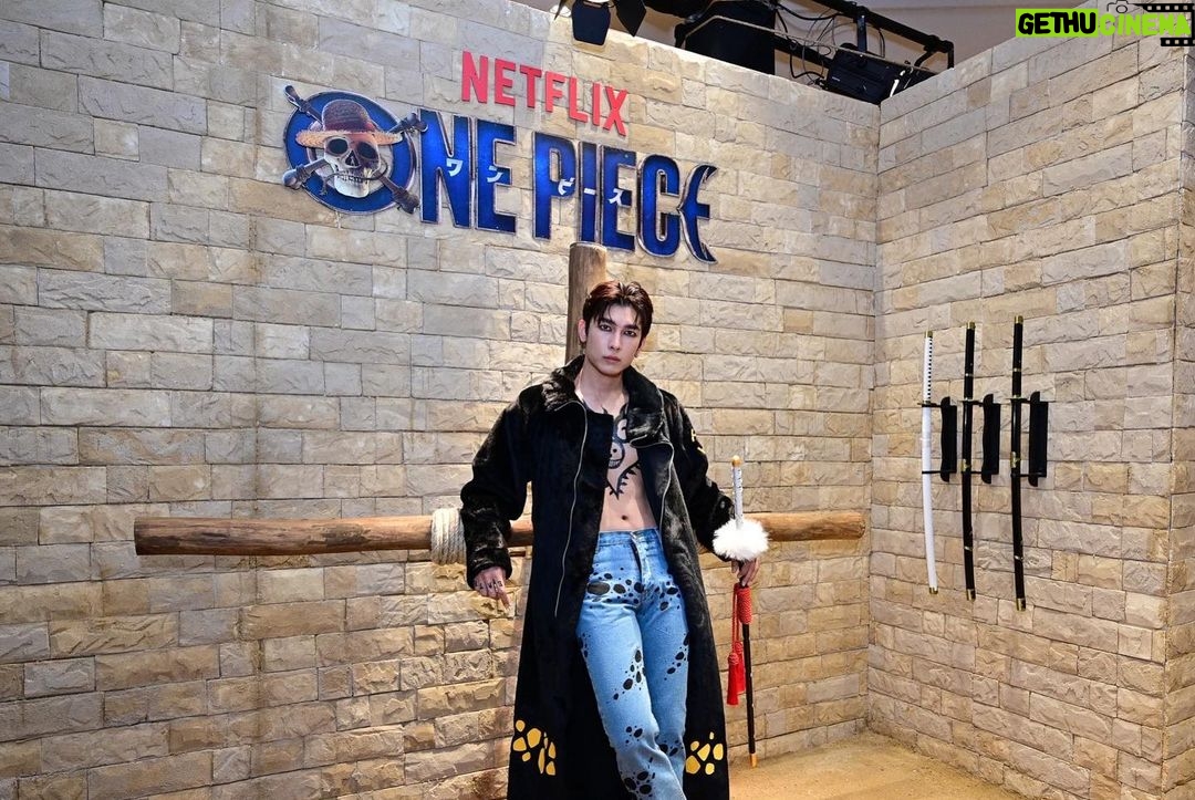 Suppasit Jongcheveevat Instagram - เมื่อวานไปงาน Fan Event เปิดตัว ซีรีส์ One Piece จาก Netflix การ์ตูนโปรดของมิว! บริเวณโดยรอบเหมือนยก เรือ Going Merry มาไว้ที่ ICONSIAM งานน่ารัก มุมถ่ายรูปเพียบ ได้ดูซีรีส์ตอนแรกก็คือแต่ละฉากทำออกมาได้ดีมาก ตอนอ่านการ์ตูนบางซีนพยายามคิดภาพตาม แต่พอมาเห็นเป็นเวอร์ชันนี้คือที่สุด ทำออกมาดีมาก! อยากให้ทุกคนได้ดูกันที่ Netflix นะครับ โซนถ่ายรูปมีถึงวันที่ 10 ก.ย. และเรือ Going Merry จอดเทียบท่าที่ RIVER CITY PIER 3 ⛵️ วันที่ 1 - 3 ก.ย. ค้าบ ไปๆ ลุยครับสาวกหมวกฟาง @NetflixTh #รวมพลคนรักวันพีซ #OnePieceNetflix #NetflixTH