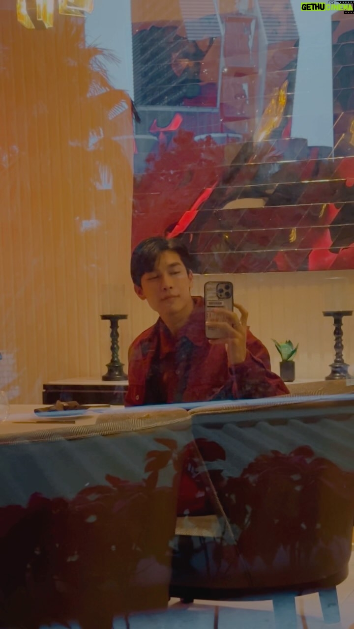 Suppasit Jongcheveevat Instagram - Merry Christmas 🎄🎁 Hurry down the chimney 😛