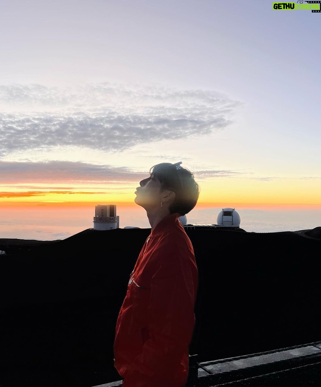 Suppasit Jongcheveevat Instagram - Sunset at the top of the tallest mountain in the world (from base to peak) 🌄 Mauna Kea Observatory