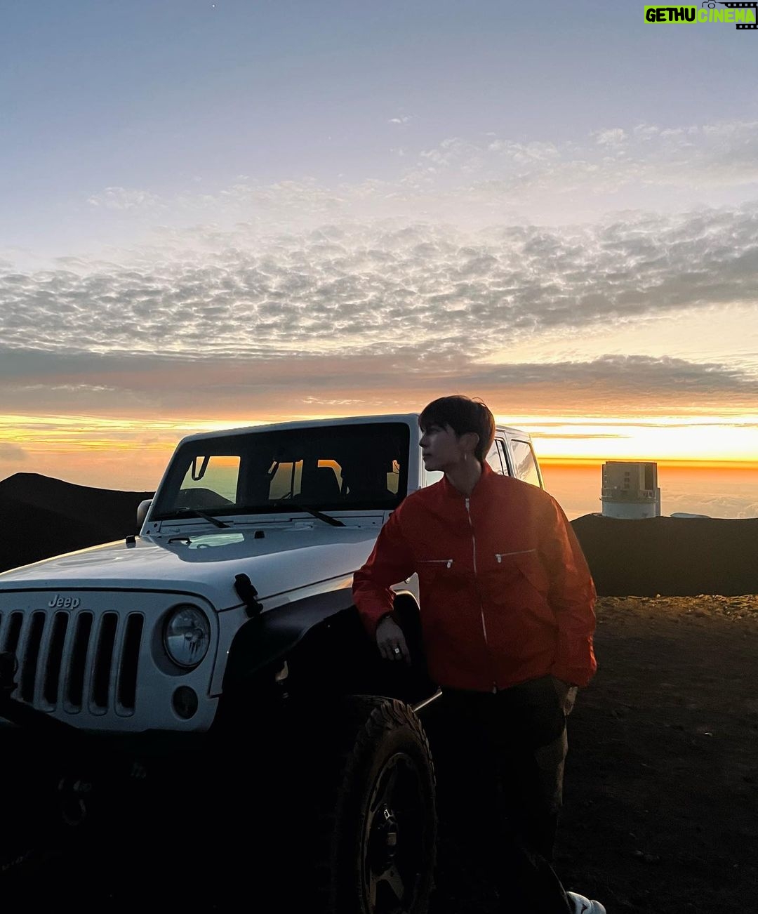 Suppasit Jongcheveevat Instagram - Sunset at the top of the tallest mountain in the world (from base to peak) 🌄 Mauna Kea Observatory
