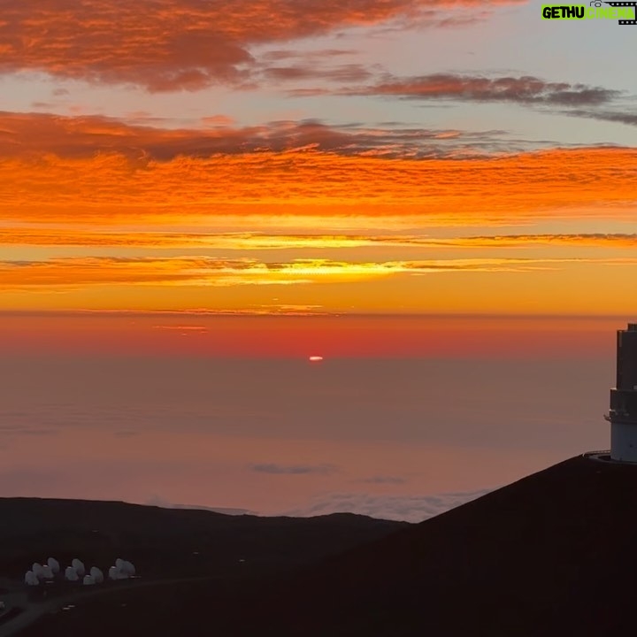 Suppasit Jongcheveevat Instagram - Sunset at the top of the tallest mountain in the world (from base to peak) 🌄 Mauna Kea Observatory