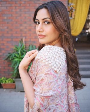 Surbhi Chandna Instagram - Today for Our sweetest Nehalaxmis Haldi & Chooda Ceremony 🌹 

Outfit - @nidhikashekharofficial 
@vblitzcommunications 

Jewellery - @vasundharajewelry @ascendcommunication 

Pictures by @kapiltejwaniofficial @yourfstop 

Styled & Managed by @pranavi_chandna