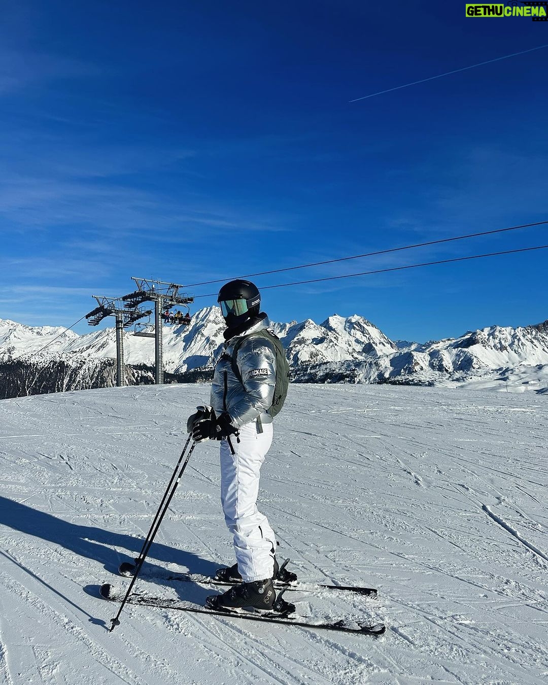 Surveen Chawla Instagram - On the slope with my dope @akshaythakker 🤍⛷️#courchevel #courchevel1850 Courchevel 1850 France