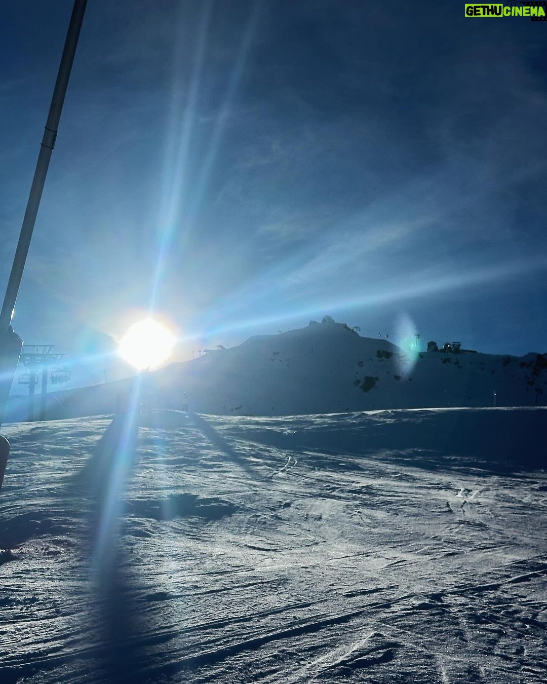 Surveen Chawla Instagram - On the slope with my dope @akshaythakker 🤍⛷️#courchevel #courchevel1850 Courchevel 1850 France