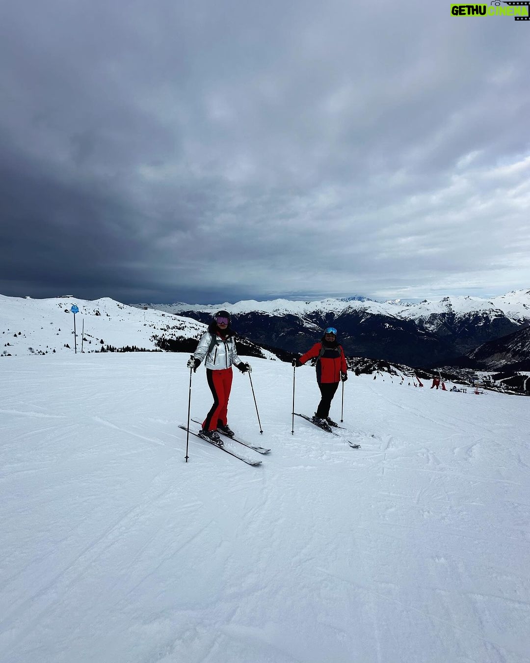 Surveen Chawla Instagram - On the slope with my dope @akshaythakker 🤍⛷️#courchevel #courchevel1850 Courchevel 1850 France