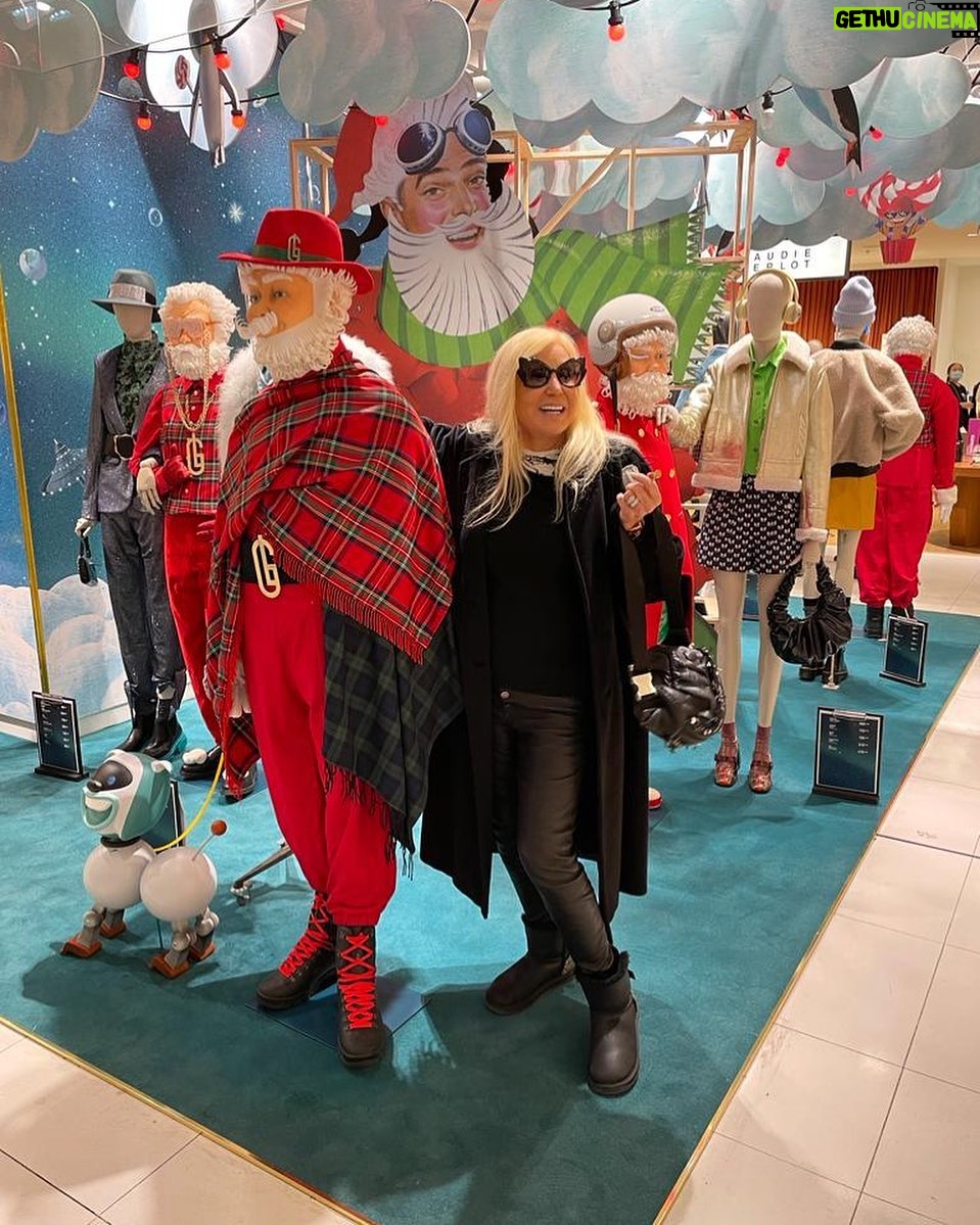 Susana Giménez Instagram - Miren lo que son las decoraciones navideñas de las Galerías Lafayette en París. . . . @amadomarcela #christmas #deco #susanagimenez #navidad #paris Galeries Lafayette