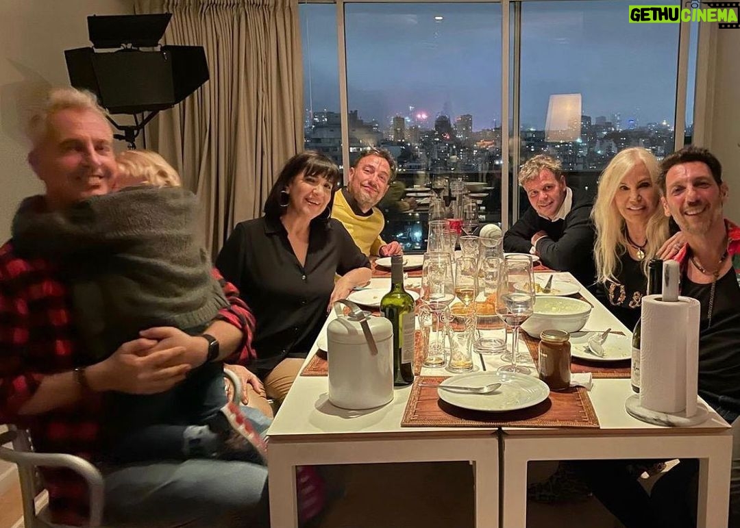 Susana Giménez Instagram - Me encantó volver a verlos después de tanto tiempo. Como siempre nos reímos hasta desmayarnos. @llamameantiguo @marley_ok @mirko_ok @negropolisok @federicohoff @fedelevrino . . . #fun #friends #susanagimenez