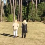 Susana Giménez Instagram - Todos los días hacemos con Mecha una “caminata recuperativa” post COVID para mejorar la capacidad de los pulmones. Es increíble como cada vez se puede un poco más! #health #walking #susanagimenez #family Uruguay, Punta Del Este